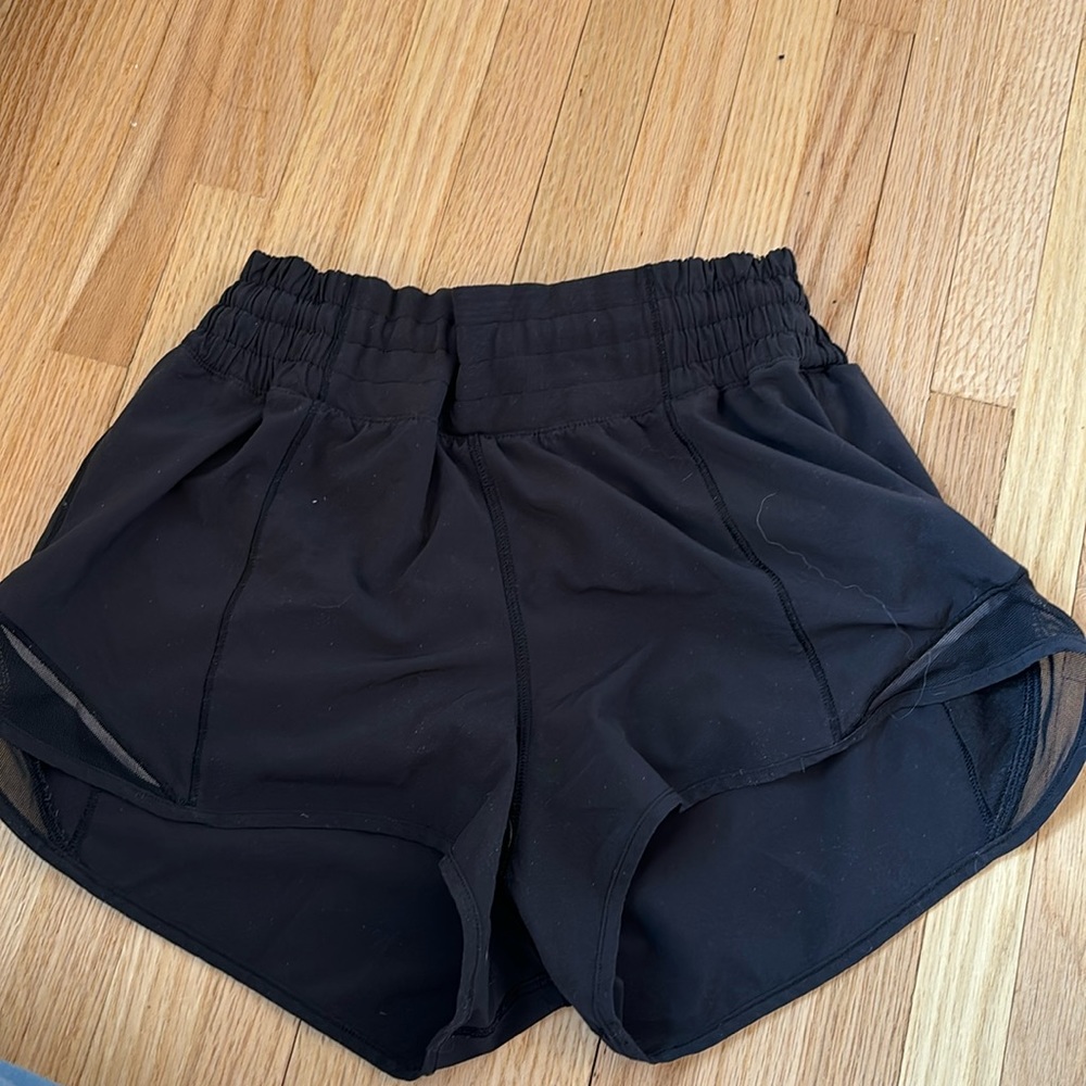 LULU HOTTY HOT SHORTS SIZE 4